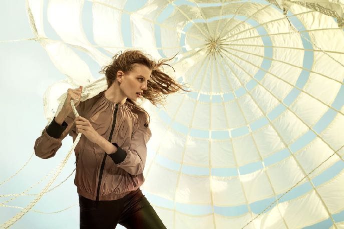 Model with a parachute in the wind