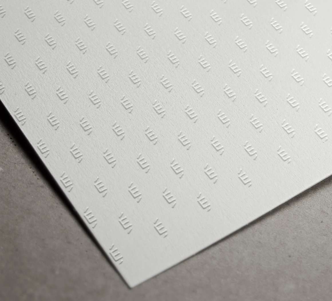 Embossed É pattern on paper
