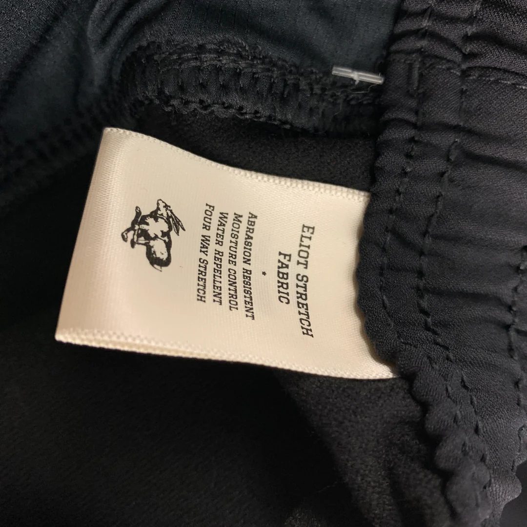 Woven label with Eliot stretch fabric